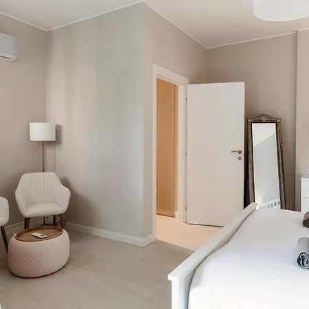 Cream - The House Of Travelers Lägenhet Como