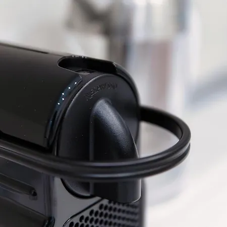 Cream - The House Of Travelers Apartment *