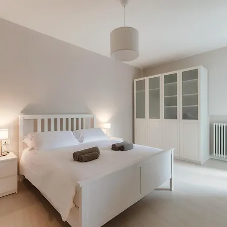 Cream - The House Of Travelers Apartment